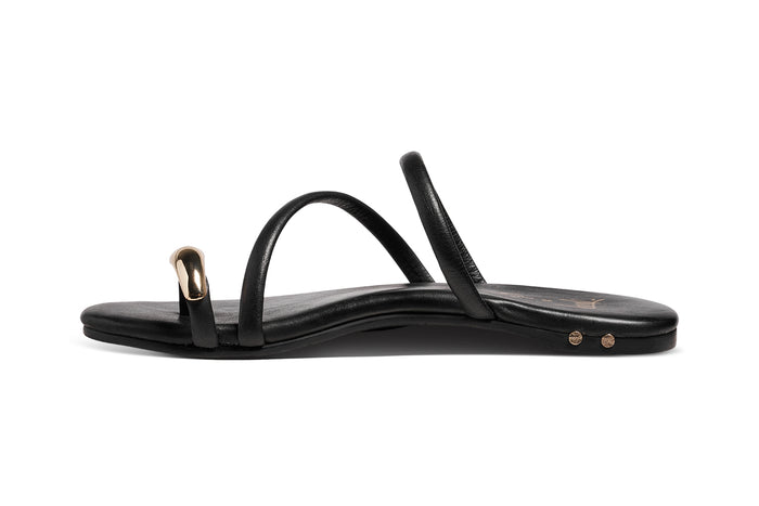 Beek Itsybitsybird Leather Toe-Ring Sandal Black