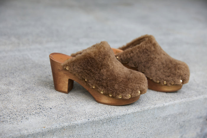 Beek Woodpecker Más Shearling Clog Bronze