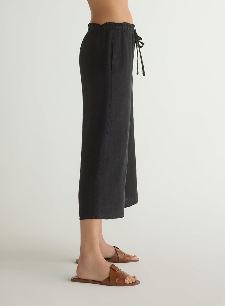 Bella Dahl Ruffle Waist Wide Leg Crop - Black