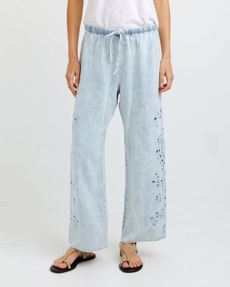 Bella Dahl Side Embroidered Beach Pant - Light Seaspray Wash