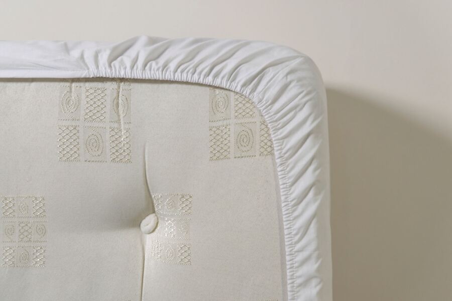 Belledorm 100% Cotton 200 Count Extra Deep 38cm Fitted Sheet (Percale)