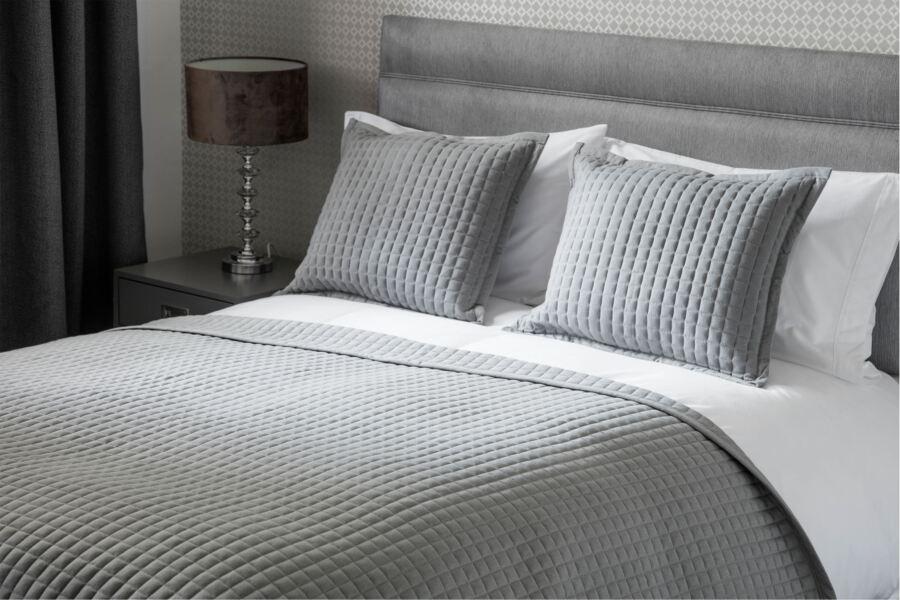 Belledorm Crompton Quilted Throw