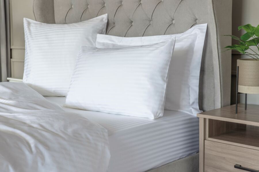 Belledorm Hotel Suite 540 Count Satin Stripe Continental Square Pillowcase