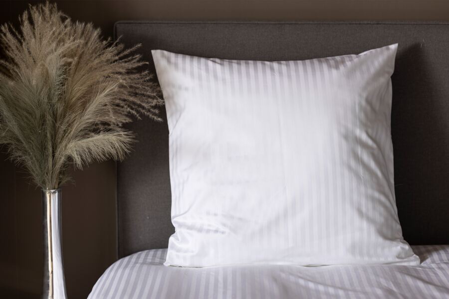 belledorm Hotel Suite 540 Count Satin Stripe Continental Square Pillowcase