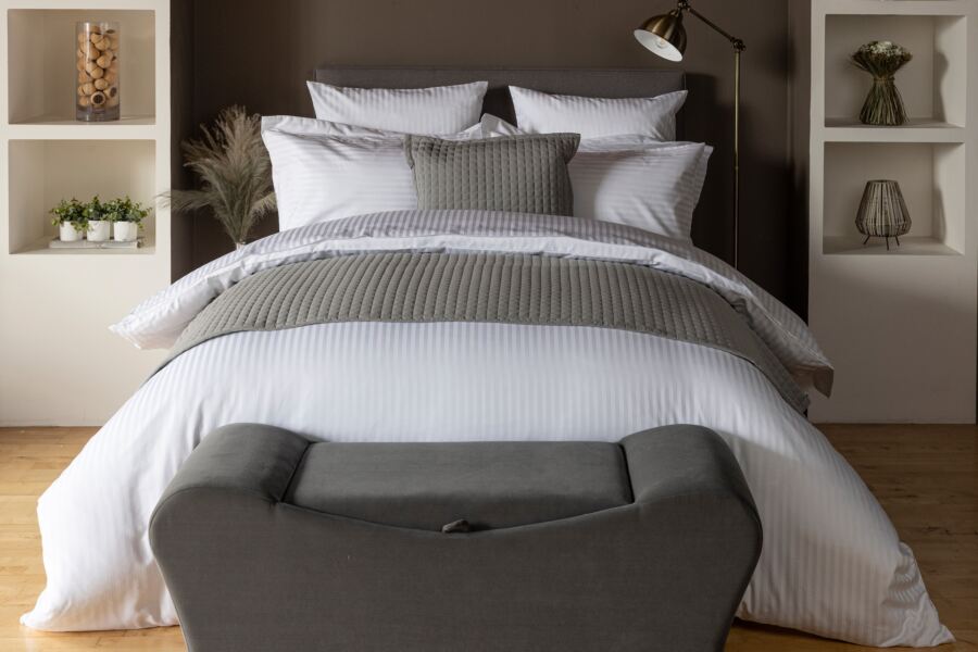 Belledorm Hotel Suite 540 Count Satin Stripe Oxford Pillowcase