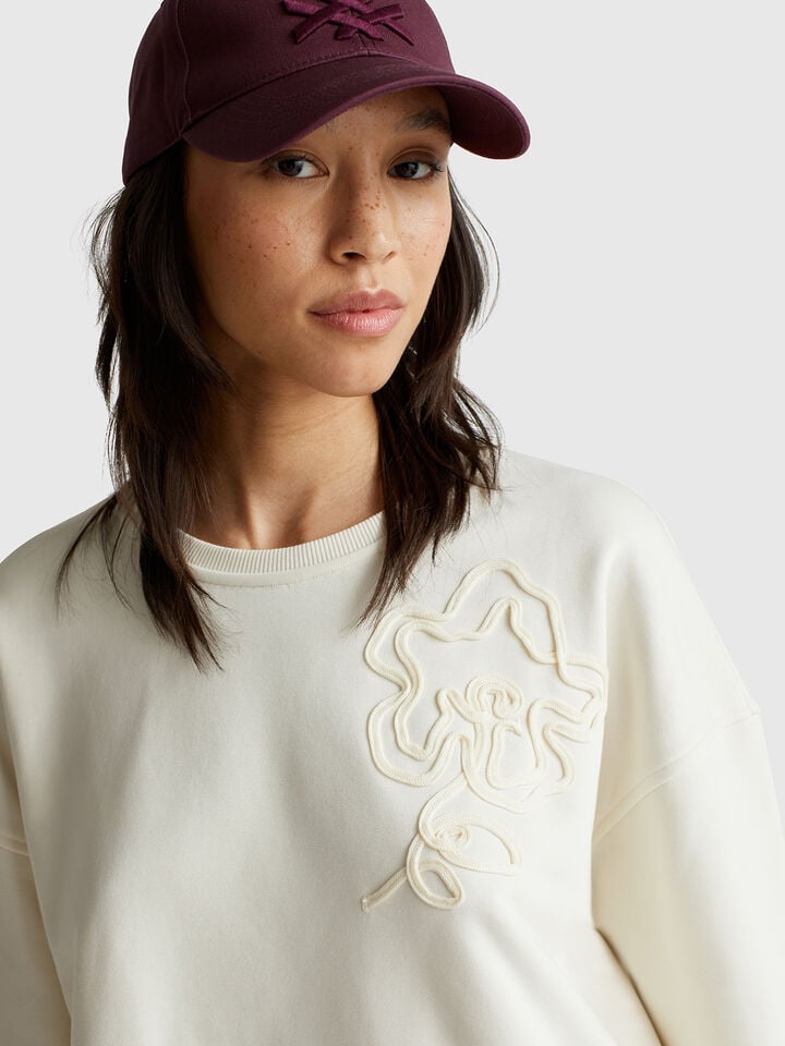 Benetton Regular Fit Sweatshirt With Applique Creamy White