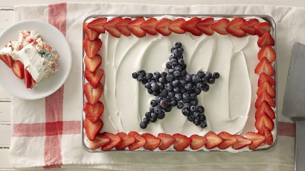 betty crocker Angel Food Pudding Cake with Berries