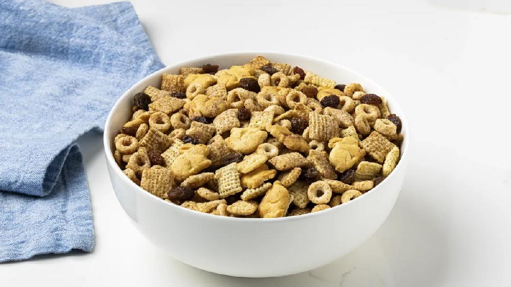 betty crocker Cheerios™ Easy Cinnamon Snack Mix