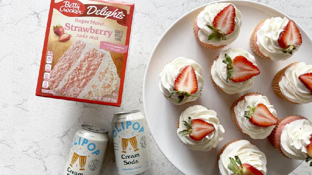 betty crocker Strawberries and Cream Soda Cupcakes