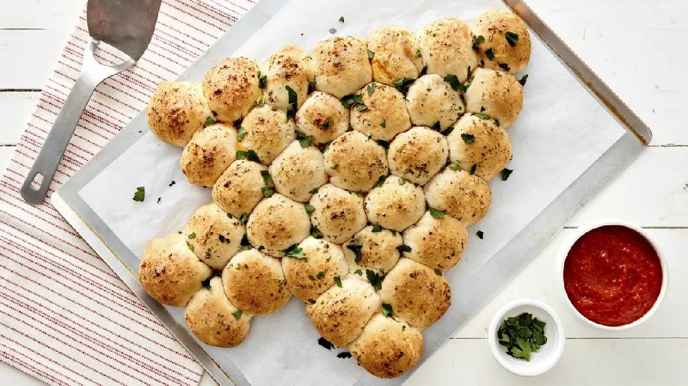 betty crocker Cheesy Garlic Pull-Apart Christmas Tree