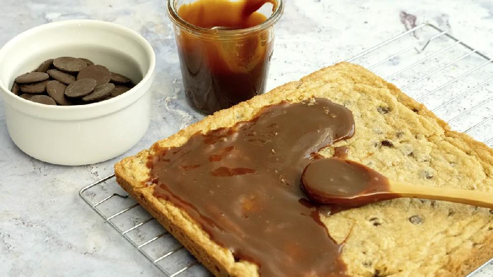 Betty Crocker Salted Dulce De Leche Chocolate Chip Cookie Bars