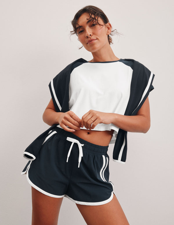 Beyond Yoga Stretch Woven The Course 2.5" Short