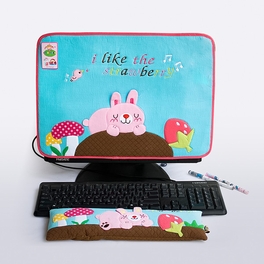 blancho bedding [Strawberry] Embroidered Applique Fabric Art 17 inch Monitor Screen Cover & Wrist Rest Pad