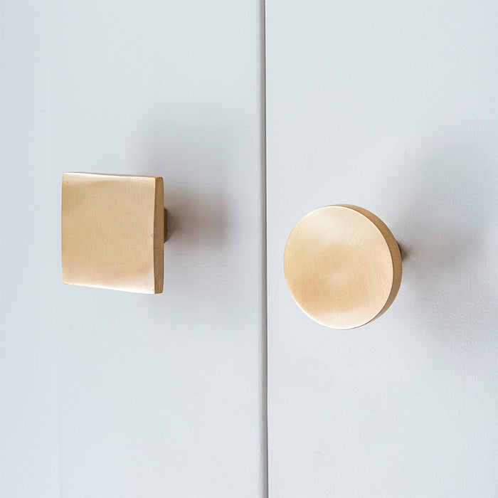 bombay duck Round Flat Knob Brushed Brass