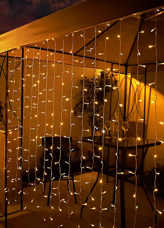 bonprix Streetwize Solar Powered Warm White LED Curtain Light (192 LED’s)