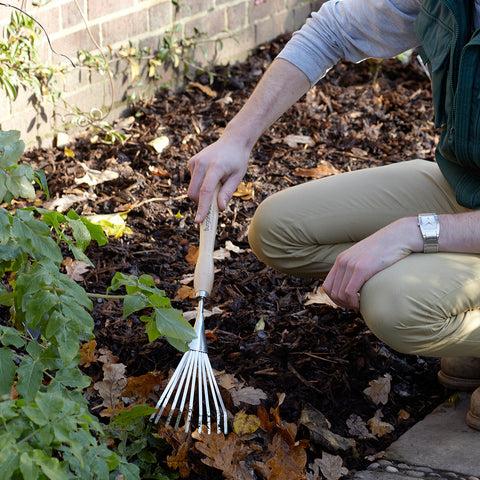 Burgon & Ball Mid Handled Shrub Rake - RHS Endorsed