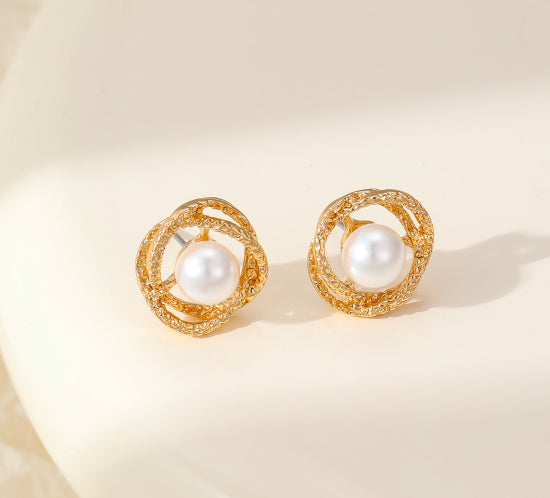 cacatoès Leela Pearl Stud Earrings in Gold
