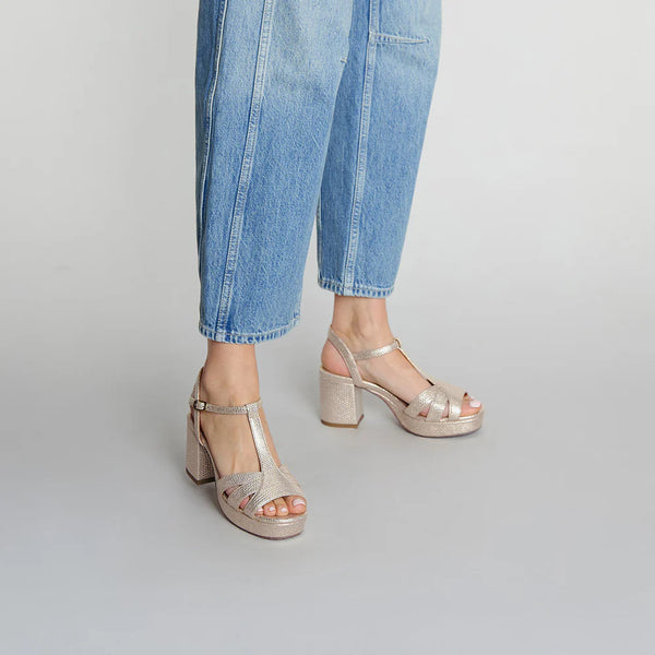 Cacatoès Esska Charlie Vegan Embossed Charlie Sandal Shoe In Platinum