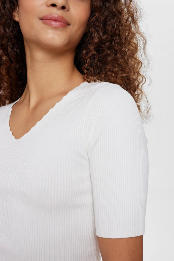 cacatoès Numph Nuayelet Short Sleeved Knit in Cloud Dancer