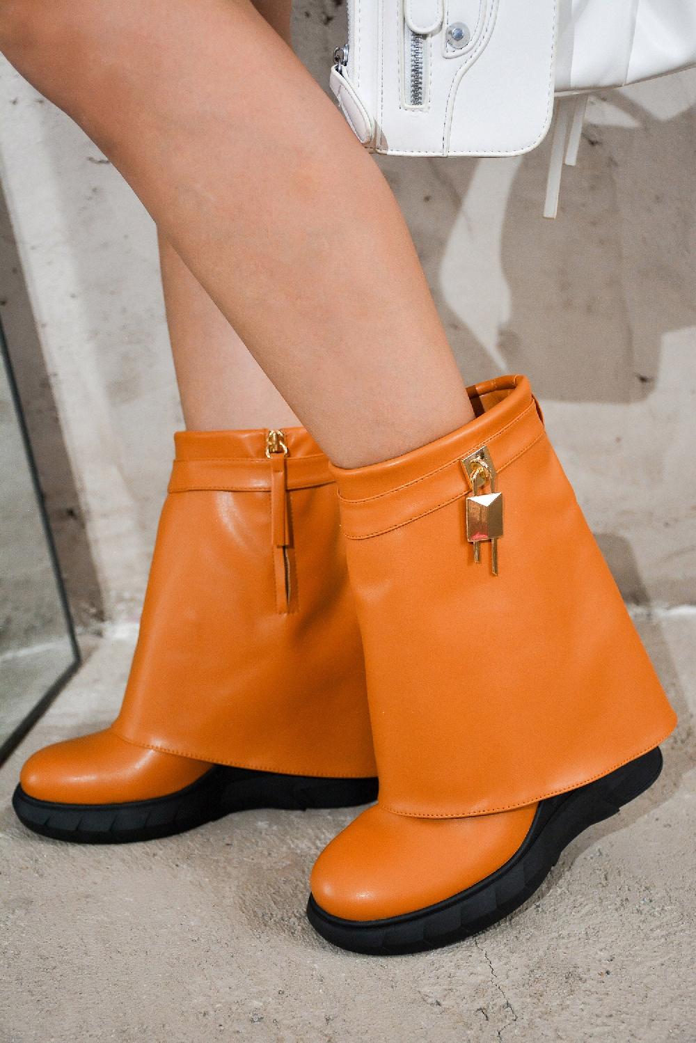 cape robbin Morae Round Toe Fold-Over Platform Boots - Tan