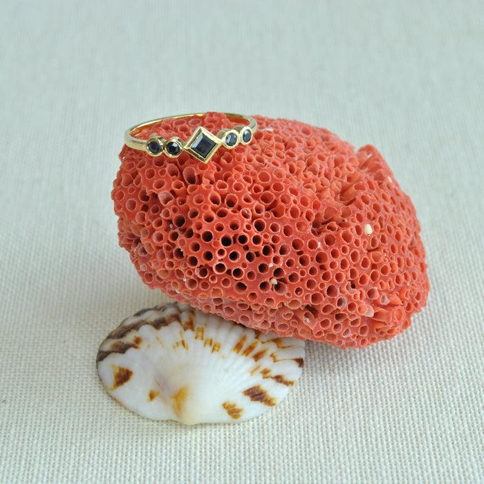 Capi Deco Ring With 4 Briljant Cut Blue Sapphire And 1 Square Cut Ruby