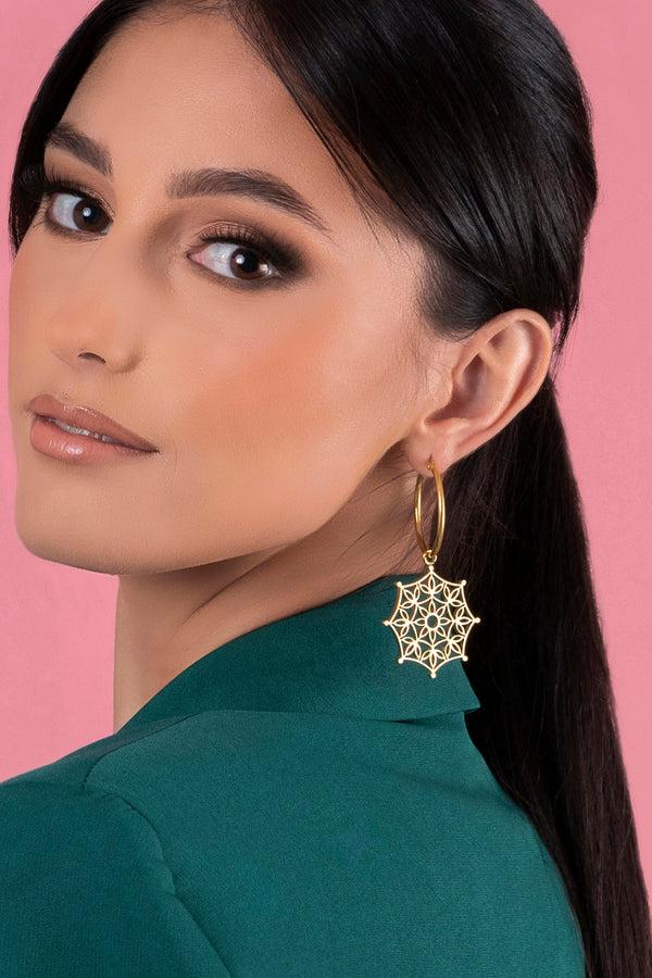 Carisma Sannat Lace Hollow Pendant Earring Set