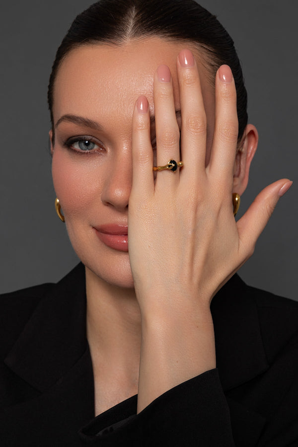 Carraig Donn Black Stone Gold Ring - Size 8