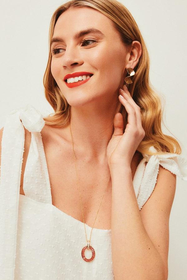 carraig donn Oval Red Rose Necklace