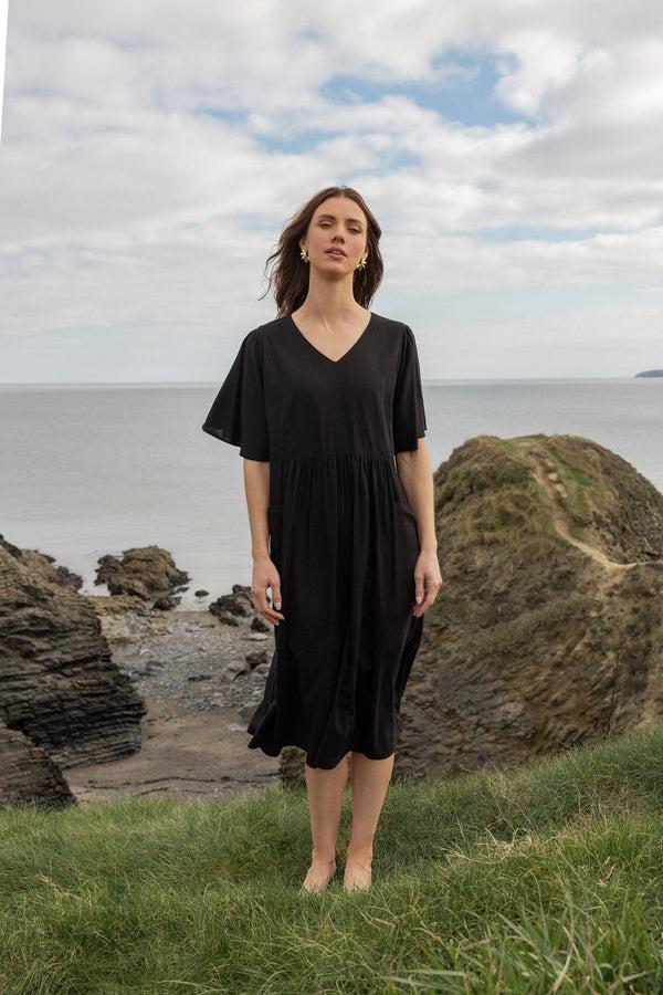 Carraig Donn Short Sleeve Linen Blend Smock Midi Dress In Black