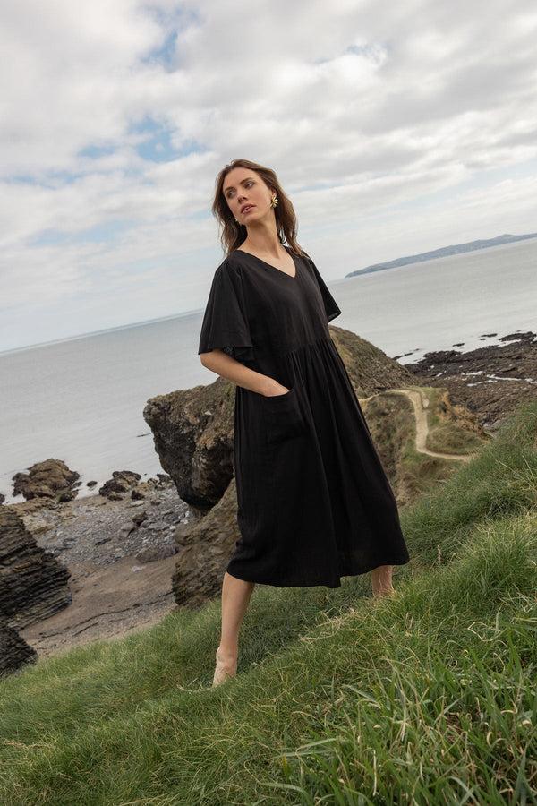 Carraig Donn Short Sleeve Linen Blend Smock Midi Dress In Black