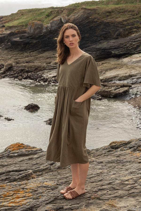 Carraig Donn Short Sleeve Linen Blend Smock Midi Dress In Khaki