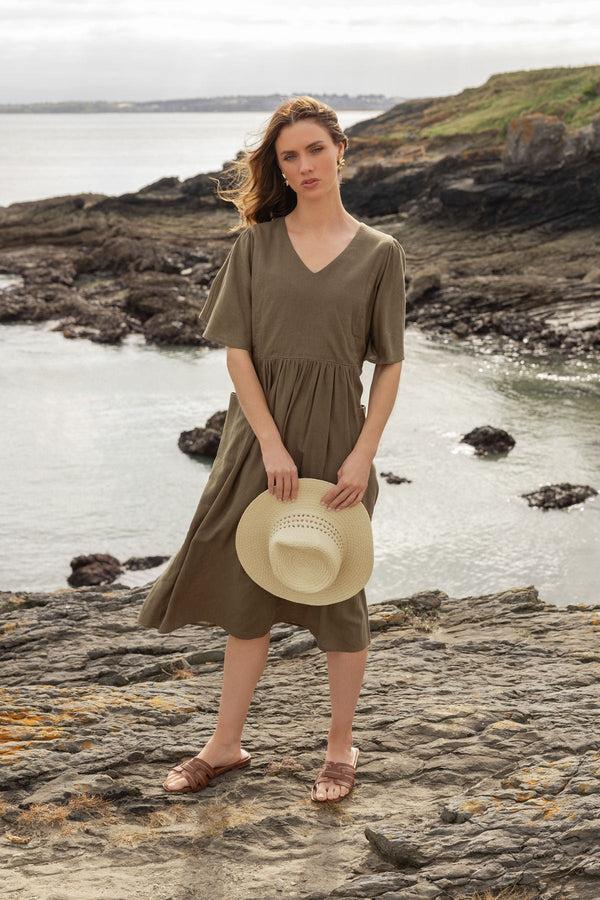 Carraig Donn Short Sleeve Linen Blend Smock Midi Dress In Khaki