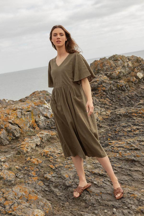 Carraig Donn Short Sleeve Linen Blend Smock Midi Dress In Khaki