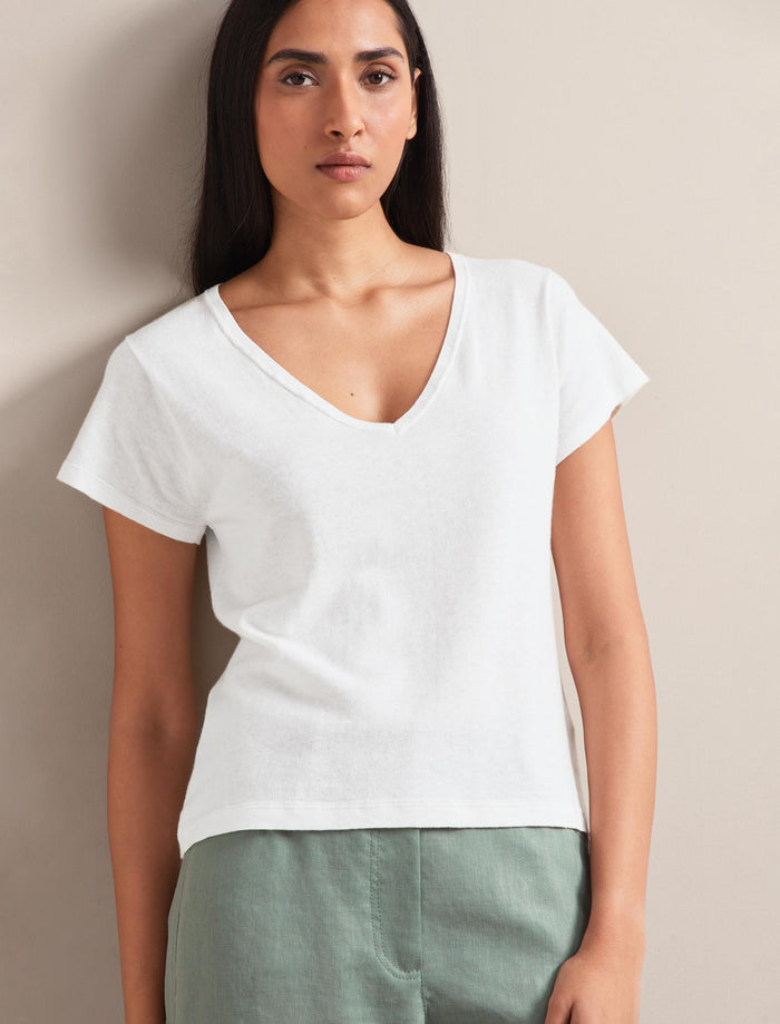 Cefinn Madison Linen Blend V Neck Knit T-Shirt - White Knit