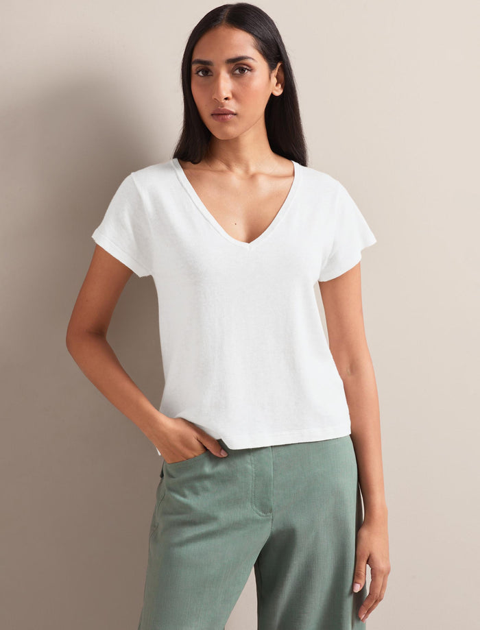 cefinn Madison Linen Blend V Neck Knit T-Shirt - White Knit