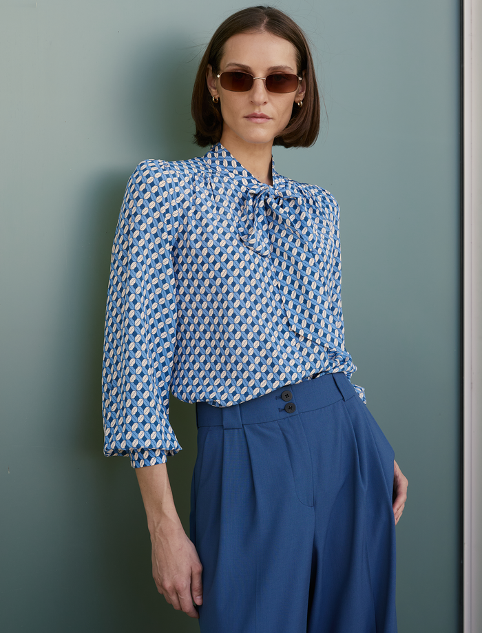 cefinn Matty Silk Shirt - Blue Cream Lips Print Shirt