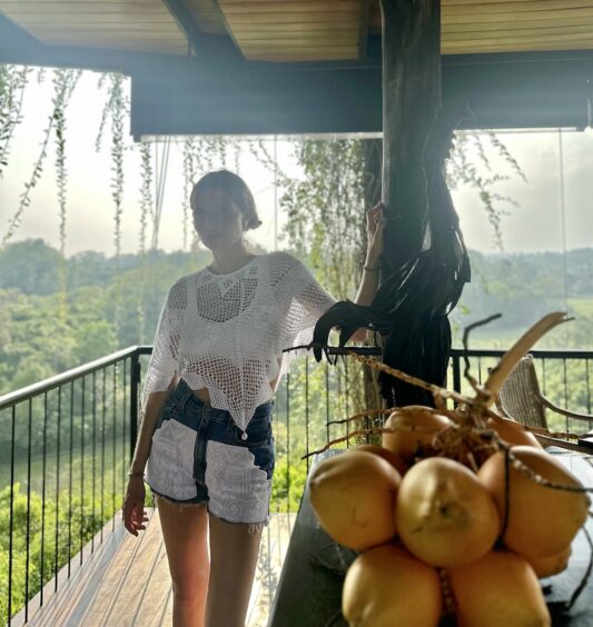 Celia Dragouni Astrid Poncho