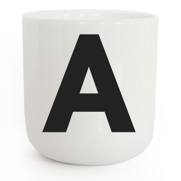 charles and marie A - weisser Kaffee- & Tee-Becher mit schwarzer Typo | Letters & Glyphs Serie | PLTY