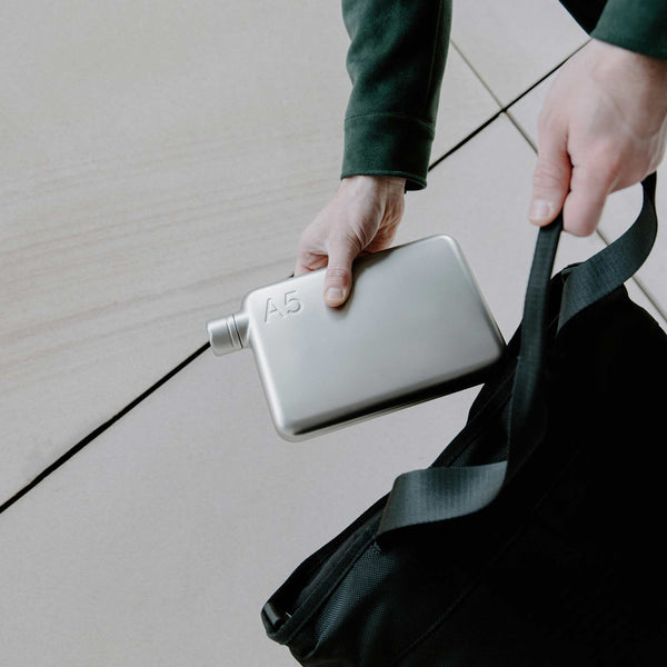 Charles And Marie A5 Edelstahlflasche Memobottle™ SATIN - Flache Wiederverwendbare TRINK- & WASSERFLASCHE - 1080 Ml | memobottle™