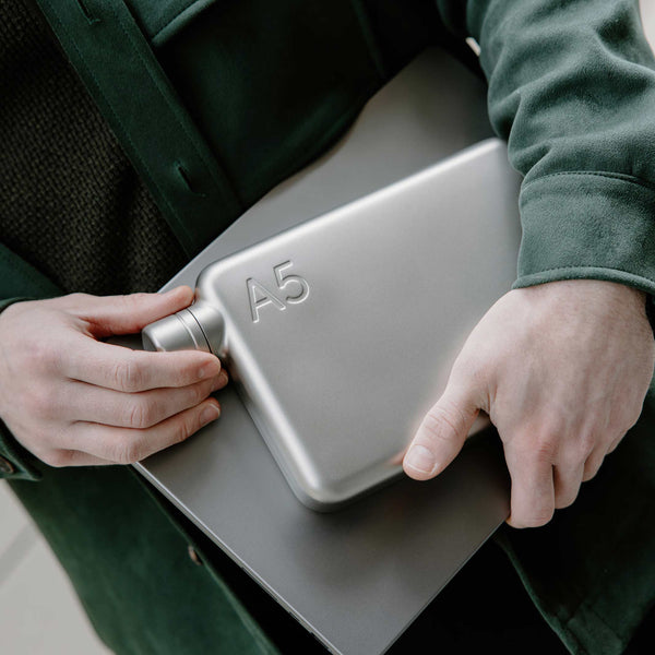 Charles And Marie A5 Edelstahlflasche Memobottle™ SATIN - Flache Wiederverwendbare TRINK- & WASSERFLASCHE - 1080 Ml | memobottle™