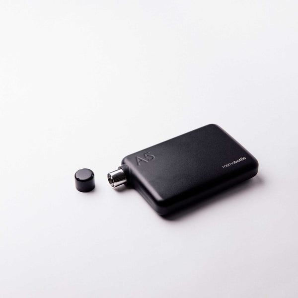 Charles And Marie A5 Edelstahlflasche Memobottle™ Schwarz - Flache Wiederverwendbare TRINK- & WASSERFLASCHE - 1050 Ml | memobottle™