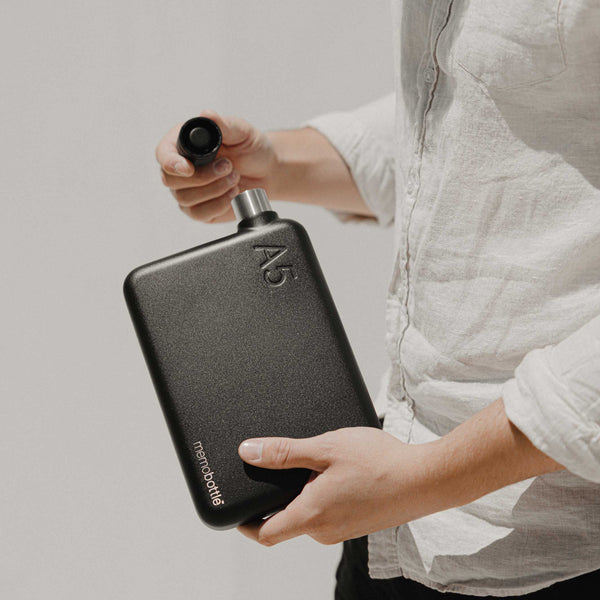 Charles And Marie A5 Edelstahlflasche Memobottle™ Schwarz - Flache Wiederverwendbare TRINK- & WASSERFLASCHE - 1050 Ml | memobottle™