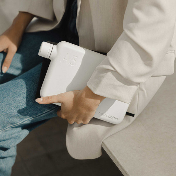Charles And Marie A5 Edelstahlflasche Memobottle™ Weiss - Flache Wiederverwendbare TRINK- & WASSERFLASCHE - 1050 Ml | Memobottle™