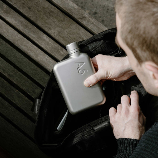 Charles And Marie A6 Edelstahlflasche Memobottle™ SATIN | Flache Wiederverwendbare TRINK- & WASSERFLASCHE | 500 Ml