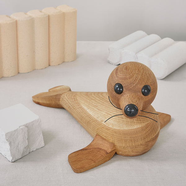 charles and marie ANAANA - Holz-Robbe XLarge 35 cm | Chresten Sommer | Spring Copenhagen