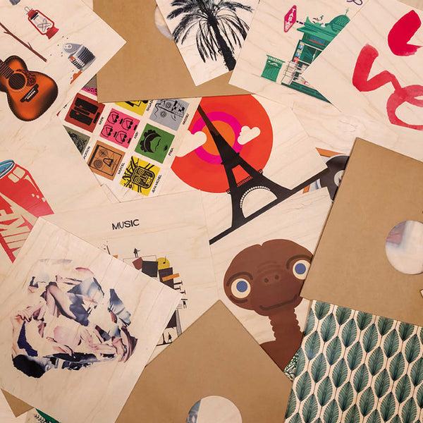 Charles And Marie AUTOUR DU FEU | ABENTEUER POSTER Aus Holz | 30x30 Cm | Woodhi