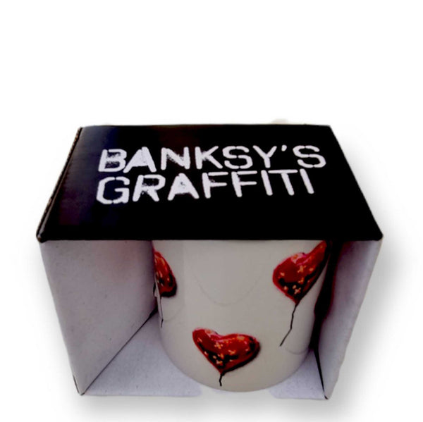 Charles And Marie BANDAGED HEART | Banksy KAFFEE- & TEE-BECHER | Urban.ity