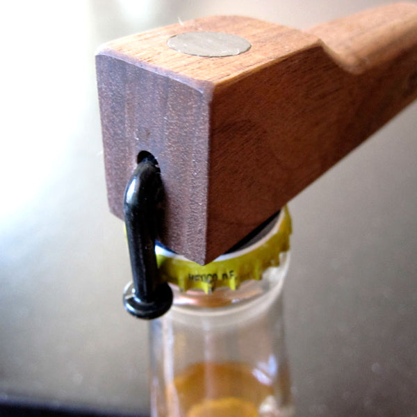 Charles And Marie BENT NAIL BOTTLE OPENER | Magnetischer FLASCHENÖFFNER | Brendan Ravenhill | Areaware