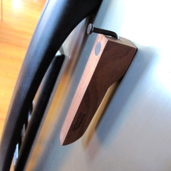 Charles And Marie BENT NAIL BOTTLE OPENER | Magnetischer FLASCHENÖFFNER | Brendan Ravenhill | Areaware