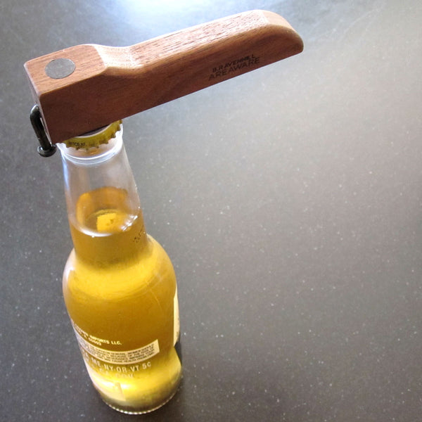 Charles And Marie BENT NAIL BOTTLE OPENER | Magnetischer FLASCHENÖFFNER | Brendan Ravenhill | Areaware